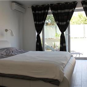 1 Bedroom Ground Floor Apartment with Terrace in Cavtat, Sleeps 2-4